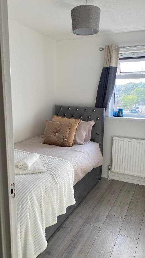 Bv Luxury Spacious 3 Bedroom House At Isaac Close Manchester Exteriör bild